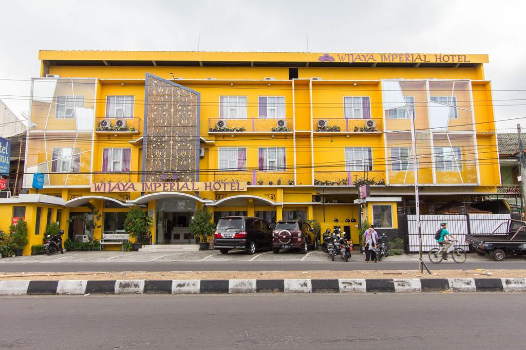 Wijaya Imperial Hotel Baturetno Exterior foto