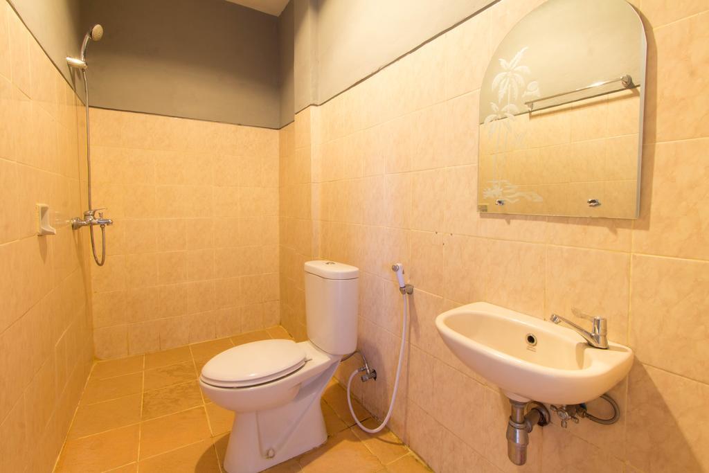 Wijaya Imperial Hotel Baturetno Quarto foto