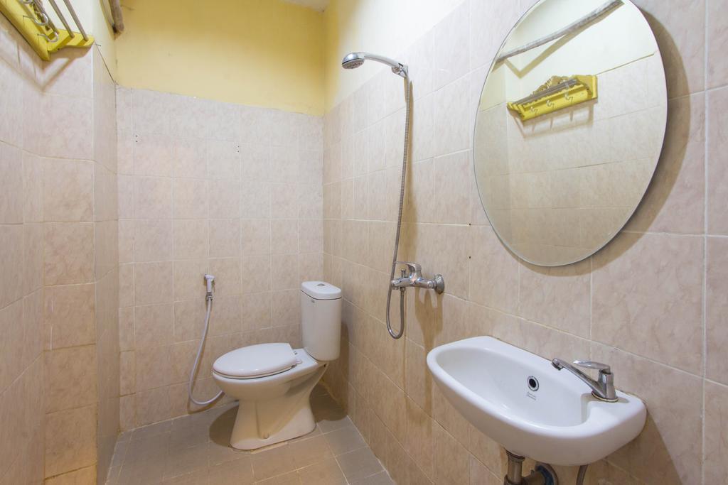 Wijaya Imperial Hotel Baturetno Quarto foto